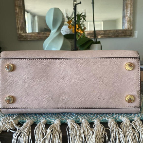 Michael Kors Small Tote (Light Pink) w/Gold Hardware. - Picture 6 of 14